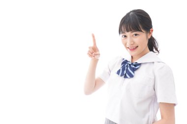 Öğrenci gülümseyerek işaret ediyor