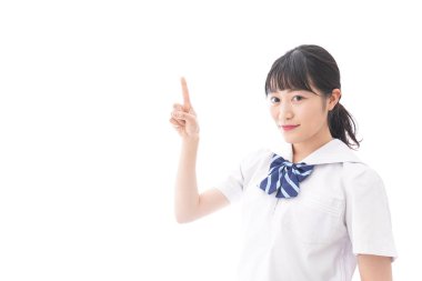 Öğrenci gülümseyerek işaret ediyor