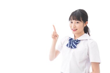 Öğrenci gülümseyerek işaret ediyor