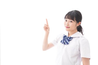 Öğrenci gülümseyerek işaret ediyor