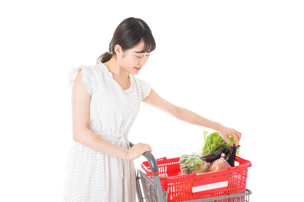 Junge Hausfrau Kauft Supermarkt Ein — Stockfoto