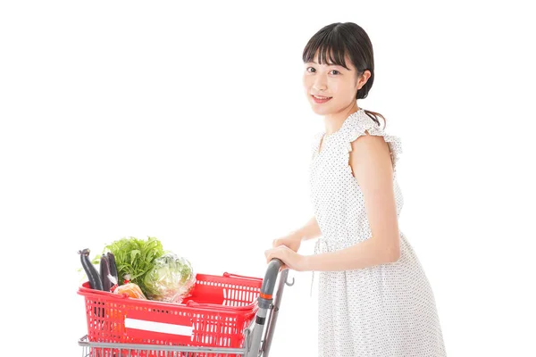 Mladá Hospodyňka Nakupování Supermarketu — Stock fotografie