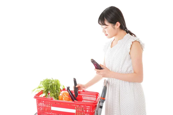 Junge Hausfrau Kauft Supermarkt Ein — Stockfoto