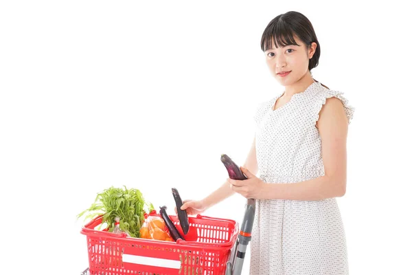 Junge Hausfrau Kauft Supermarkt Ein — Stockfoto