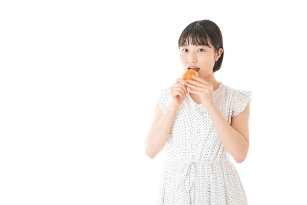 Junge Frau Isst Brot — Stockfoto