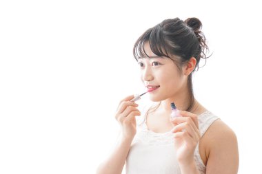 Makyaj yapan genç bir kadın.