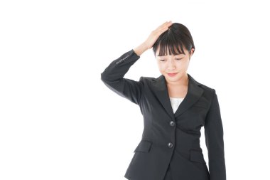 Baş ağrısı çeken genç bir iş kadını.