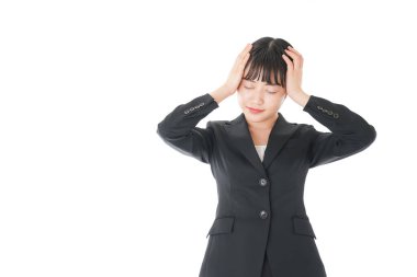 Baş ağrısı çeken genç bir iş kadını.