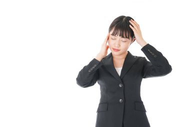 Baş ağrısı çeken genç bir iş kadını.