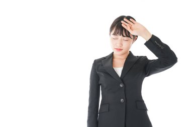 Baş ağrısı çeken genç bir iş kadını.