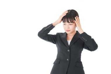 Baş ağrısı çeken genç bir iş kadını.