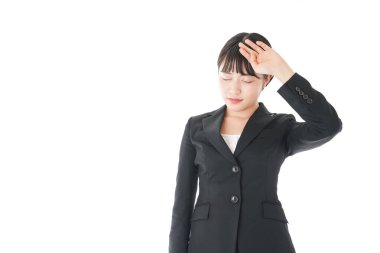 Baş ağrısı çeken genç bir iş kadını.