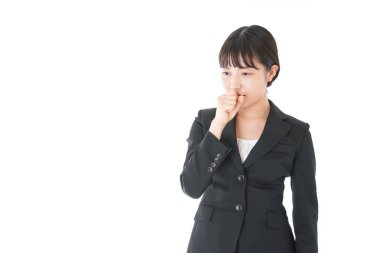 Soğuk algınlığı olan genç bir iş kadını