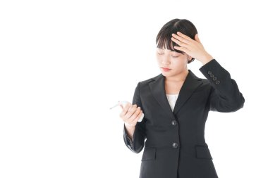 Soğuk algınlığı olan genç bir iş kadını