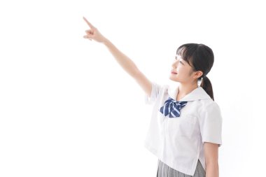 Öğrenci gülümseyerek işaret ediyor