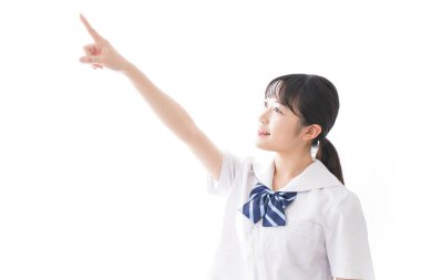 Öğrenci gülümseyerek işaret ediyor