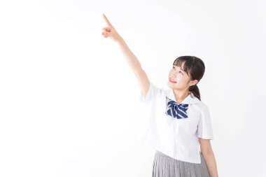 Öğrenci gülümseyerek işaret ediyor