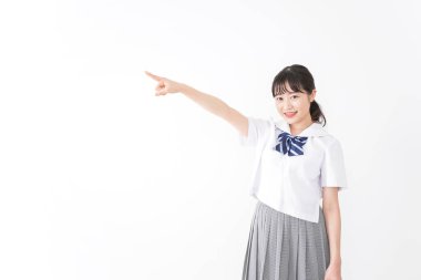 Öğrenci gülümseyerek işaret ediyor