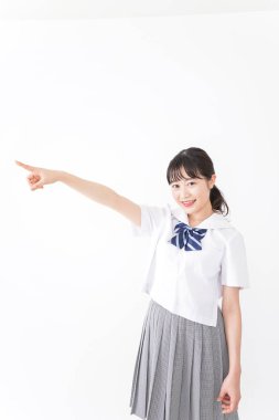 Öğrenci gülümseyerek işaret ediyor