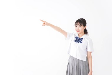 Öğrenci gülümseyerek işaret ediyor