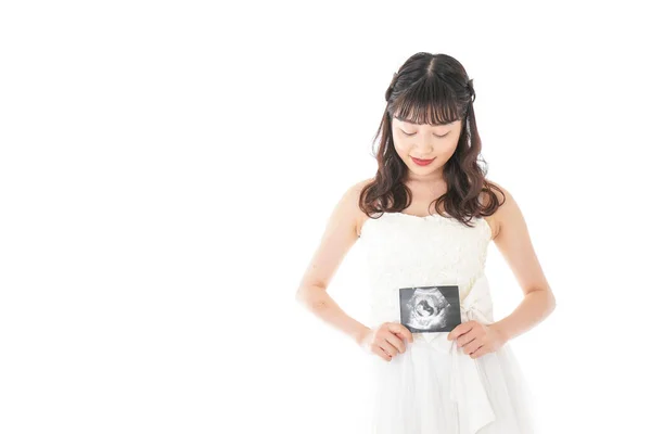 赤ん坊の超音波検査を受けた結婚式のドレスの妊婦 — ストック写真