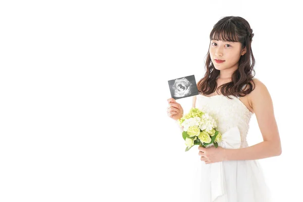 Έγκυος Γυναίκα Στο Νυφικό Κρατώντας Υπερηχογράφημα Του Μωρού Της — Φωτογραφία Αρχείου