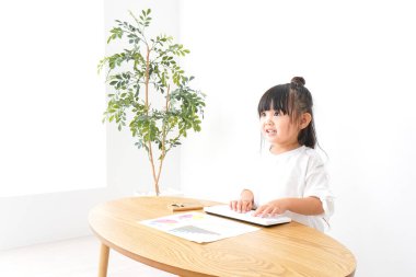 Resepsiyonda çalışan küçük iş kadını.