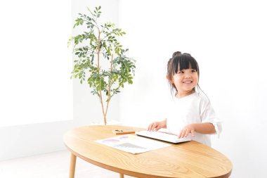 Resepsiyonda çalışan küçük iş kadını.