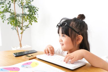 Resepsiyonda çalışan küçük iş kadını.