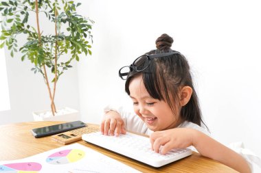 Resepsiyonda çalışan küçük iş kadını.