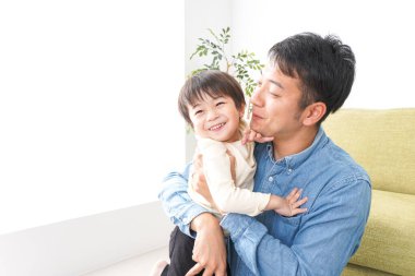 Baba ve oğul birlikte harika vakit geçiriyorlar.