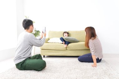 Babam çocukların resimlerini çekiyor.