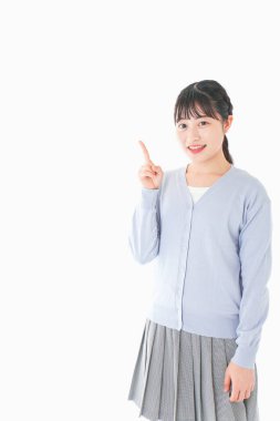 Güzel genç bir kadın bir şeyi işaret ediyor.