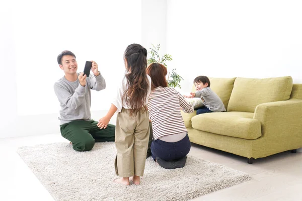 Padre Tomando Fotos Niños — Foto de Stock