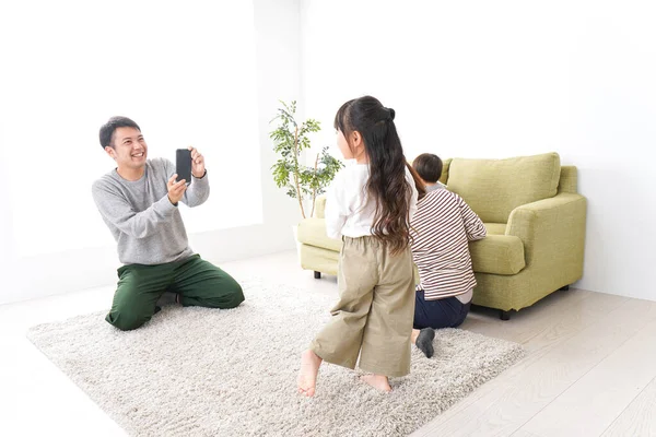 Ayah Mengambil Gambar Anak Anak — Stok Foto