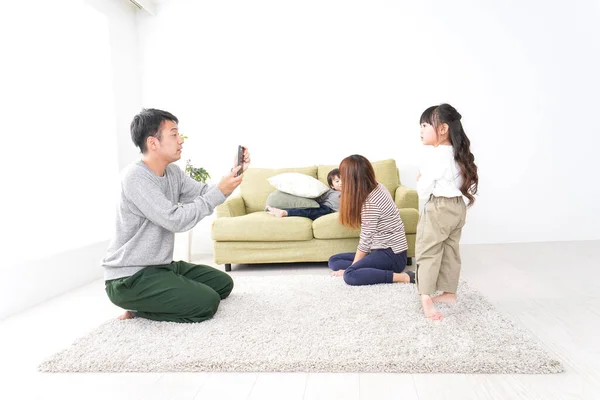 Father Taking Pictures Children — Stock Photo, Image