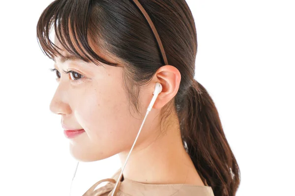 Mujer Joven Escuchando Música Auriculares Sobre Fondo Blanco — Foto de Stock