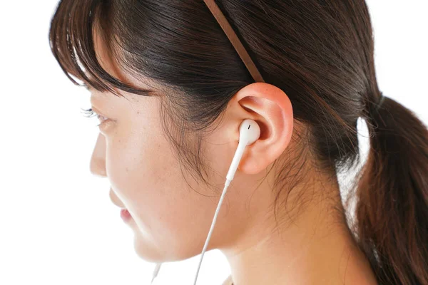 Wanita Muda Mendengarkan Musik Headphone Pada Latar Belakang Putih — Stok Foto