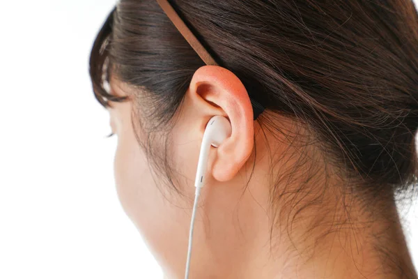 Junge Frau Hört Musik Über Kopfhörer Auf Weißem Hintergrund — Stockfoto