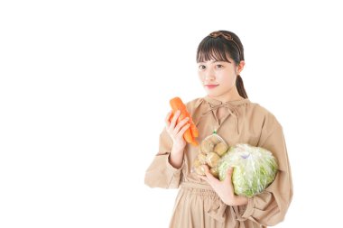 Beyaz arka planda sebzeli genç bir kadın.