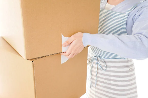 Mujer Joven Con Una Pila Cajas Cartón Aisladas Sobre Fondo — Foto de Stock