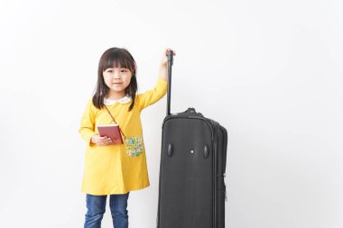 Sevimli çocuk deniz aşırı seyahatlere çıkıyor.