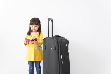 Sevimli çocuk deniz aşırı seyahatlere çıkıyor.