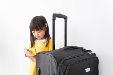 Sevimli çocuk deniz aşırı seyahatlere çıkıyor.