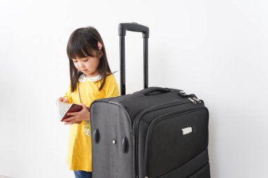 Sevimli çocuk deniz aşırı seyahatlere çıkıyor.