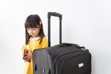 Sevimli çocuk deniz aşırı seyahatlere çıkıyor.