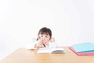 Sevimli çocuk, yalnız çalış.