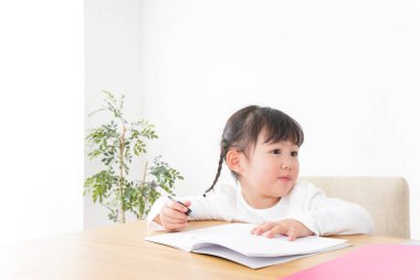 Sevimli çocuk, yalnız çalış.