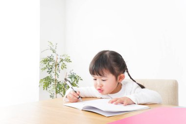 Sevimli çocuk, yalnız çalış.