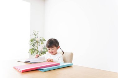 Sevimli çocuk, yalnız çalış.